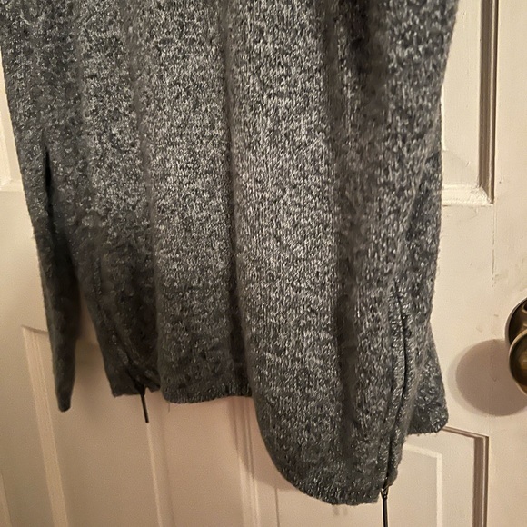 Ellen Tracy , Woman’s Sweater , Black and White - Picture 2 of 4